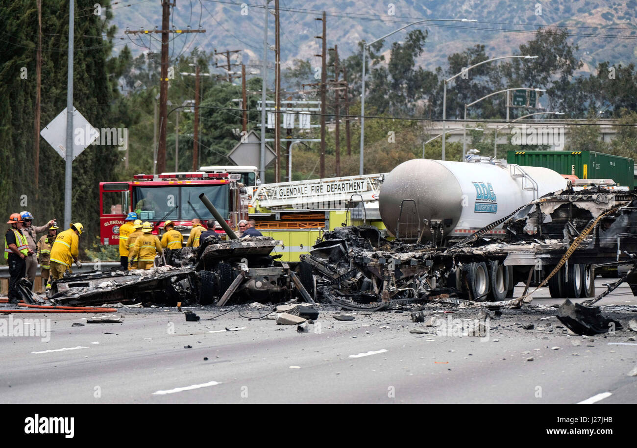 Los Angeles, USA. 25. April 2017. Feuerwehrleute arbeiten am Tatort, nachdem ein Multi-Fahrzeug auf der Autobahn in der Nähe von Griffith Park in Los Angeles, USA, 25. April 2017 abgestürzt. Ein feuriger Absturz mit zwei großen Anlagen und mehrere Fahrzeuge zur Personenbeförderung hat eine Person das Leben gekostet und neun weitere verletzt, und zwang die Schließung der Golden State (5) Autobahn in beide Richtungen Credit: Zhao Hanrong/Xinhua/Alamy Live News Stockfoto