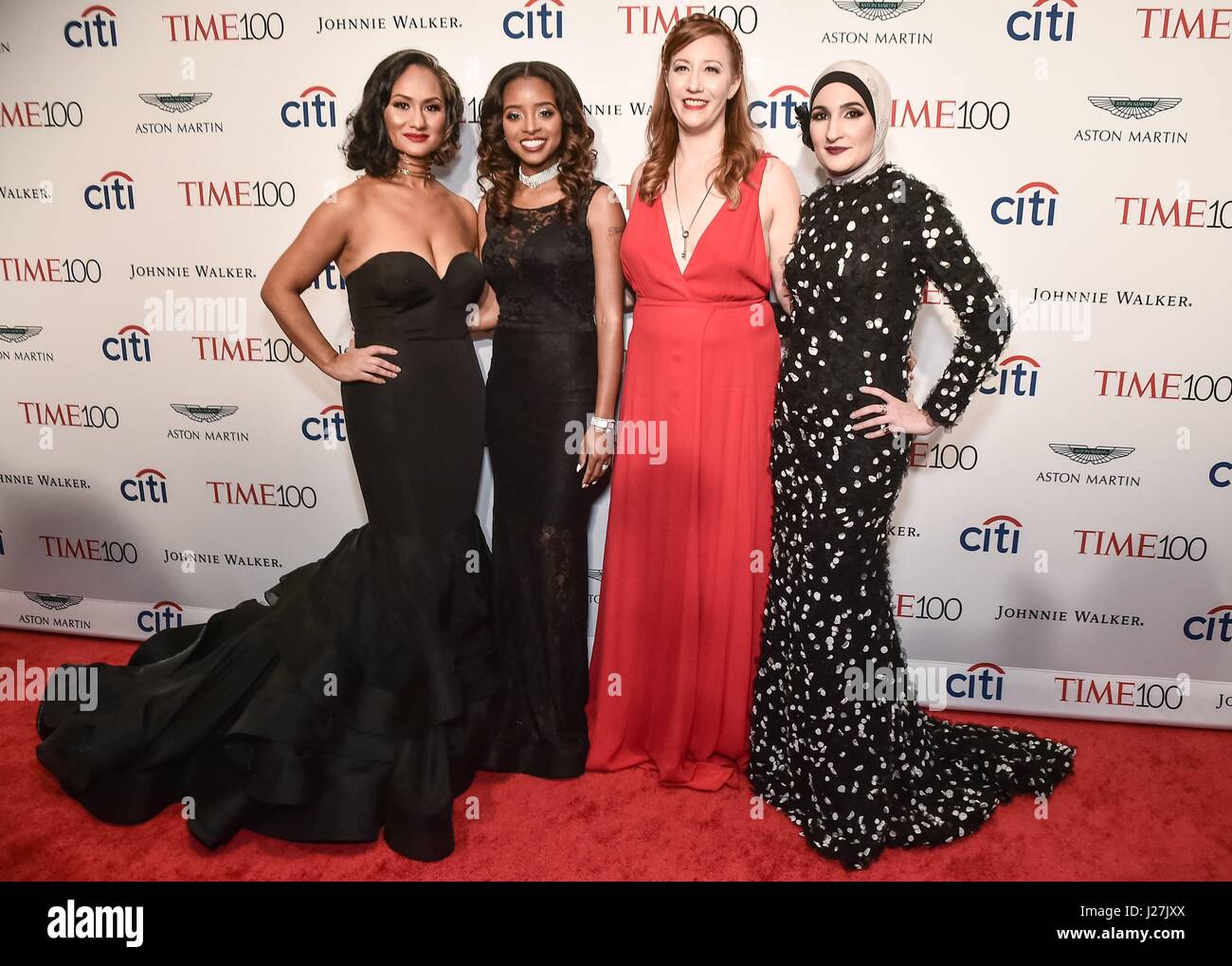 New York, NY, USA. 25. April 2017. Carmen Perez, Bob Bland, Tamika D. Mallory, Linda Sarsour im Ankunftsbereich mal 100 Galadinner 2017, Jazz am Lincoln Center Frederick P. Rose Hall, New York, NY-25. April 2017. Bildnachweis: Steven Ferdman/Everett Collection/Alamy Live-Nachrichten Stockfoto