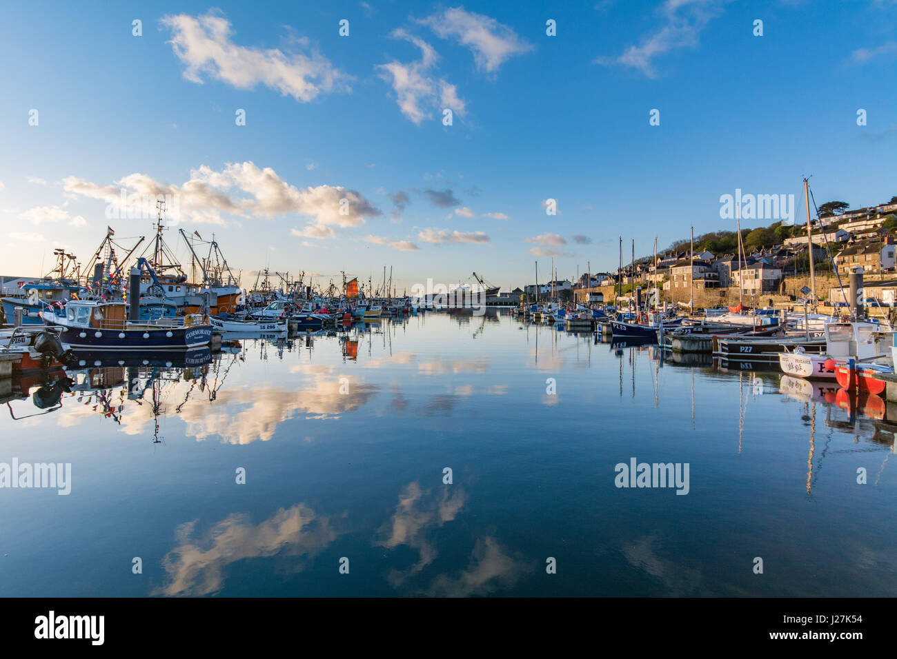 Newlyn, Cornwall, UK. 26. April 2017. Großbritannien Wetter. Ein sonniger Start in den Tag für die Fischereiflotte im Hafen von Newlyn, mit weniger Wind als gestern und viel Sonnenschein frühzeitig. Bildnachweis: Simon Maycock/Alamy Live-Nachrichten Stockfoto