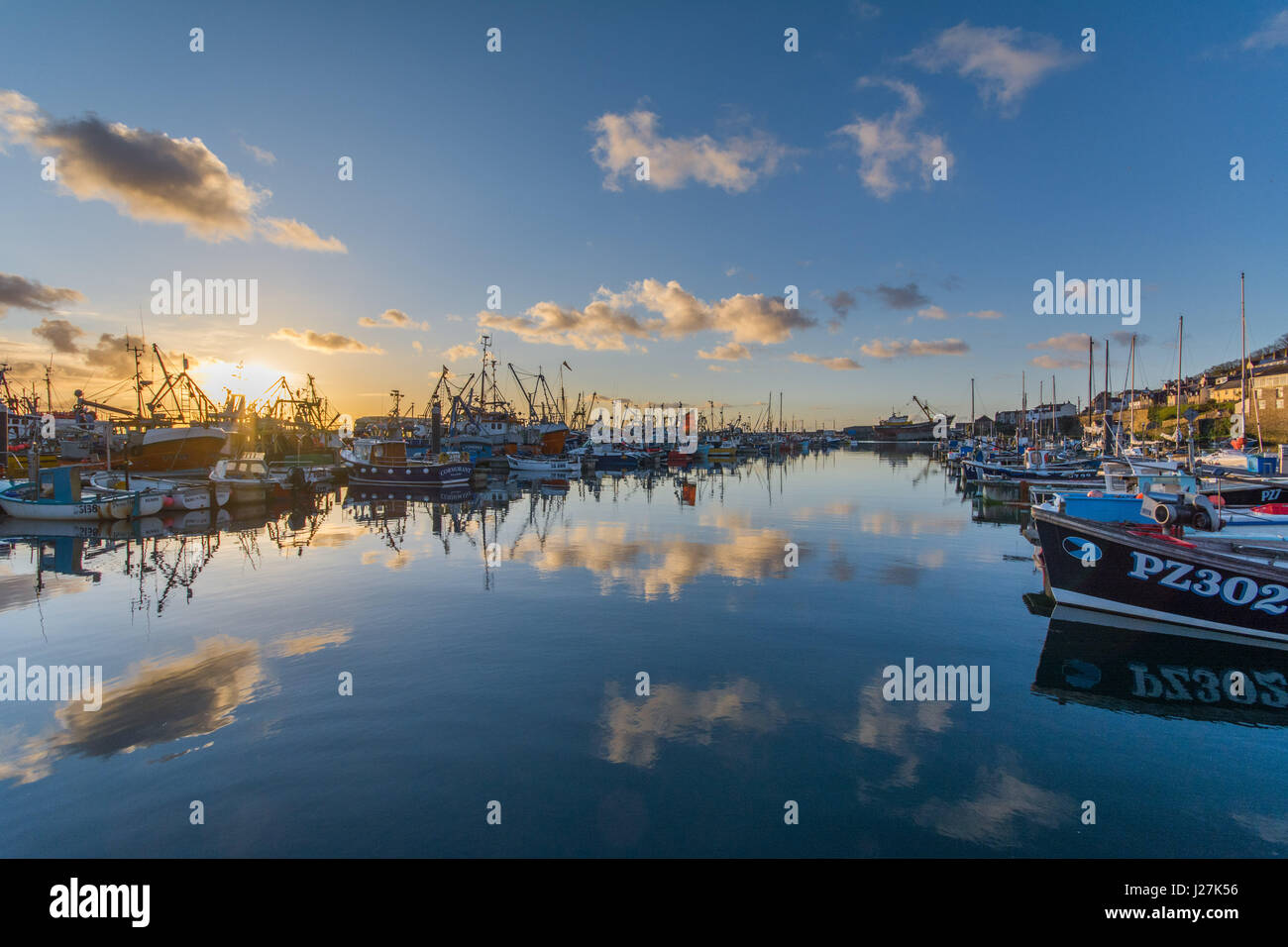 Newlyn, Cornwall, UK. 26. April 2017. Großbritannien Wetter. Ein sonniger Start in den Tag für die Fischereiflotte im Hafen von Newlyn, mit weniger Wind als gestern und viel Sonnenschein frühzeitig. Bildnachweis: Simon Maycock/Alamy Live-Nachrichten Stockfoto