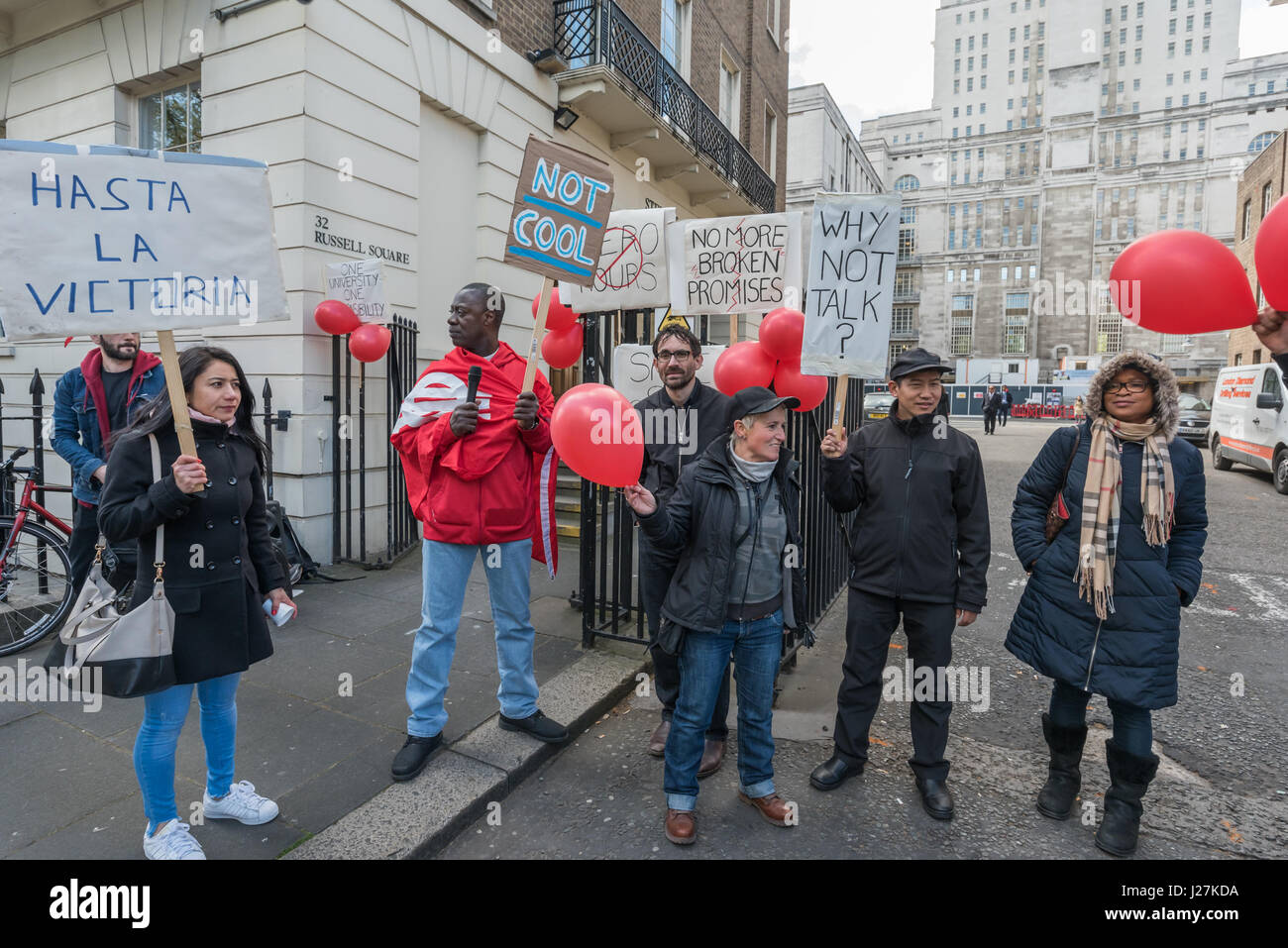 London, UK. 25. April 2017. Sicherheitsbeamten an der University of London Streikposten außen Senat-Haus am ersten Tag ihres 2-Tages-Streiks. Ihrem Arbeitgeber Cordant hat es versäumt, eine Vereinbarung mit der Universität zur Erhöhung ihres Gehalts im Einklang mit anderen Mitarbeitern der Universität zu Ehren, und sie haben um rund 25 % zurückgefallen. Ein Brief an die Manager und ein Treffen mit ihnen durch die Annullierung aller Feiertage erfüllt war, hat auch die bereits für die nächsten 2 Monate zugestimmt. Bildnachweis: ZUMA Press, Inc./Alamy Live-Nachrichten Stockfoto