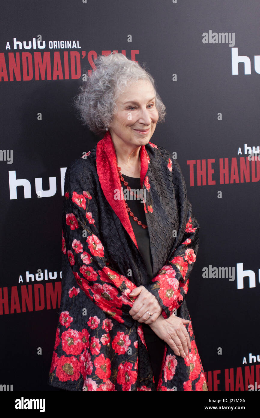 Los Angeles, USA. 25. April 2017. Margaret Atwood kommt bei Hulu The Handmaid es Tale Premiere im ArcLight Dome am 25. April 2017 in Hollywood, Kalifornien. Bildnachweis: Das Foto Zugang/Alamy Live-Nachrichten Stockfoto