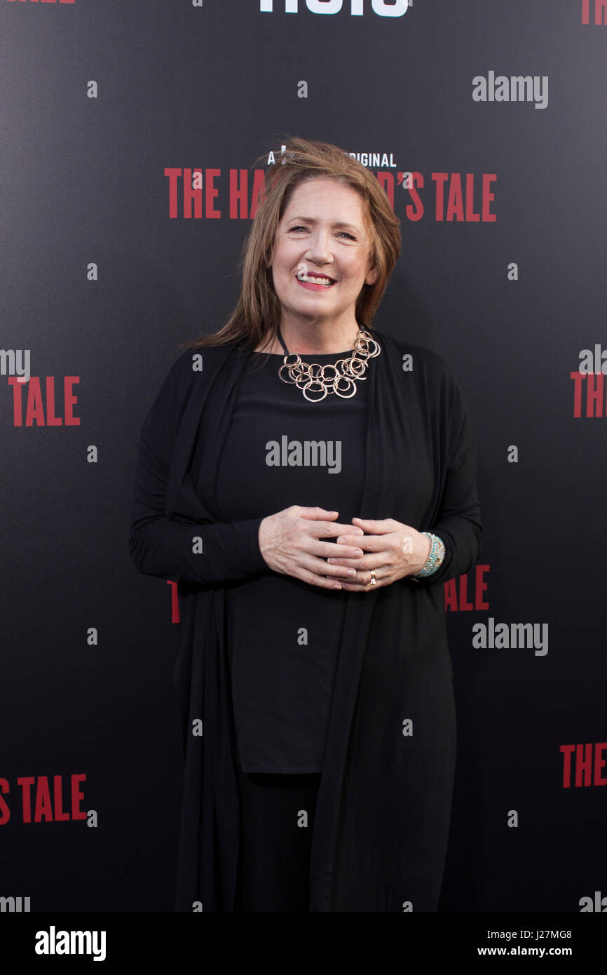 Los Angeles, USA. 25. April 2017. Ann Dowd kommt bei Hulu The Handmaid es Tale Premiere im ArcLight Dome am 25. April 2017 in Hollywood, Kalifornien. Bildnachweis: Das Foto Zugang/Alamy Live-Nachrichten Stockfoto