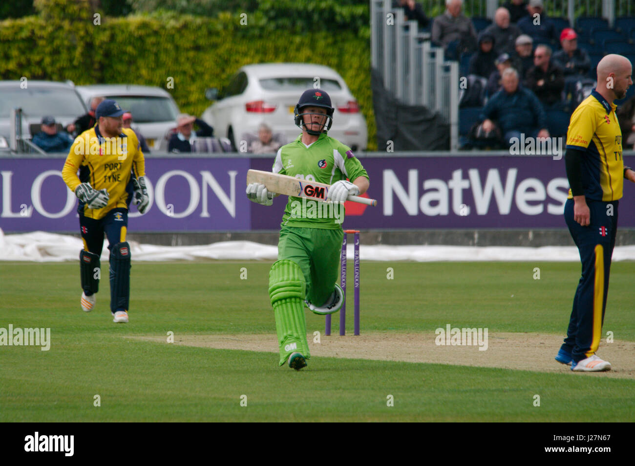 Chester Le Street, England, 16. Mai 2017. Alex Davies vervollständigt ein Run schlagen für Lancashire gegen Durham. Wicketwächter Stuart Poynter und Bowler Simon Rushworth sind auch in der Fotografie. Credit: Colin Edwards/Alamy Leben Nachrichten. Stockfoto