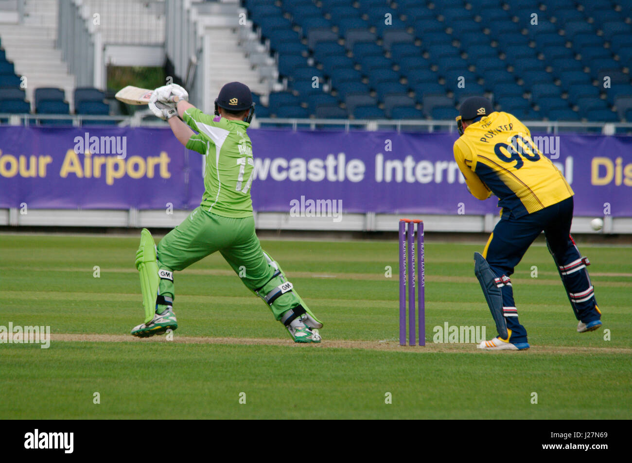 Chester Le Street, England, 16. Mai 2017. Alex Davies schlagen für Lancashire gegen Durham in der Royal London einen Tag Schale bei Emirates Riverside. Suart Poynter ist die Durham wicketkeeper. Credit: Colin Edwards/Alamy Leben Nachrichten. Stockfoto