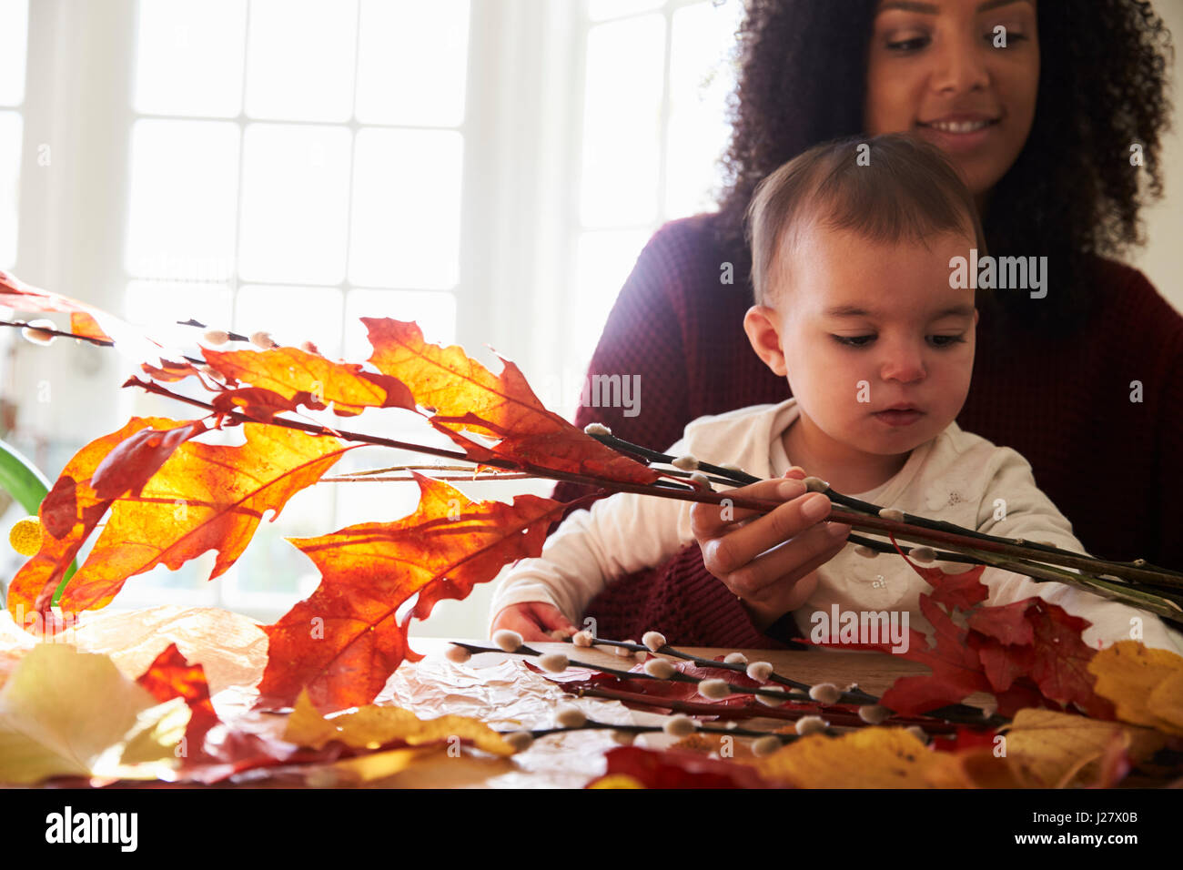 Mutter und Tochter im Herbst Dekoration zu Hause Stockfoto