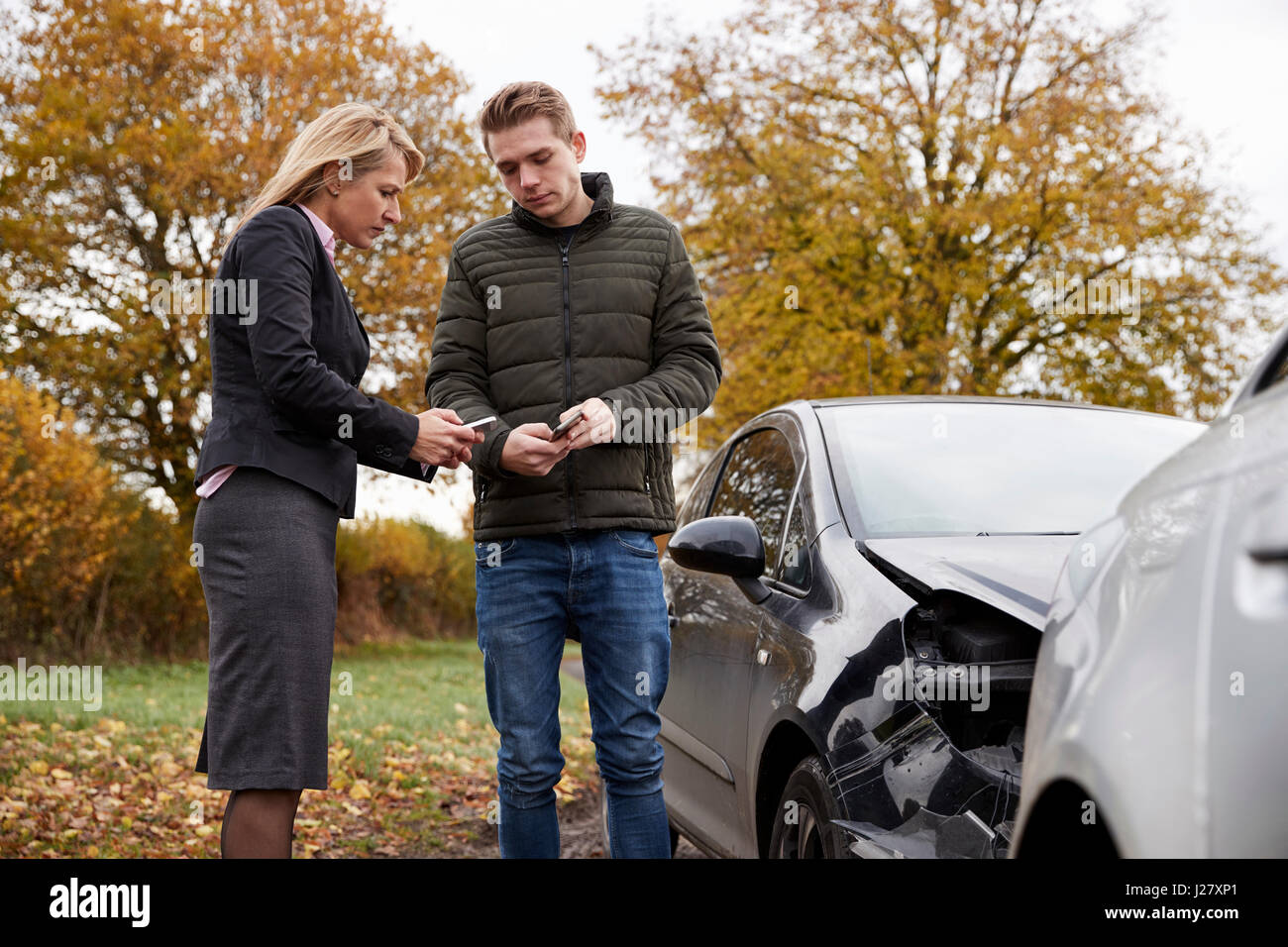 Zwei Fahrer, die Austausch von Versicherungsdaten nach Autounfall Stockfoto