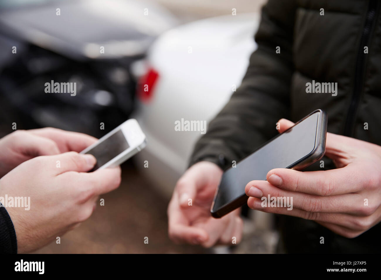 Zwei Fahrer, die Austausch von Versicherungsdaten nach Autounfall Stockfoto