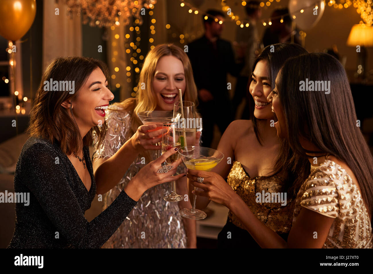 Freundinnen machen Toast, wie sie auf Party feiern Stockfoto