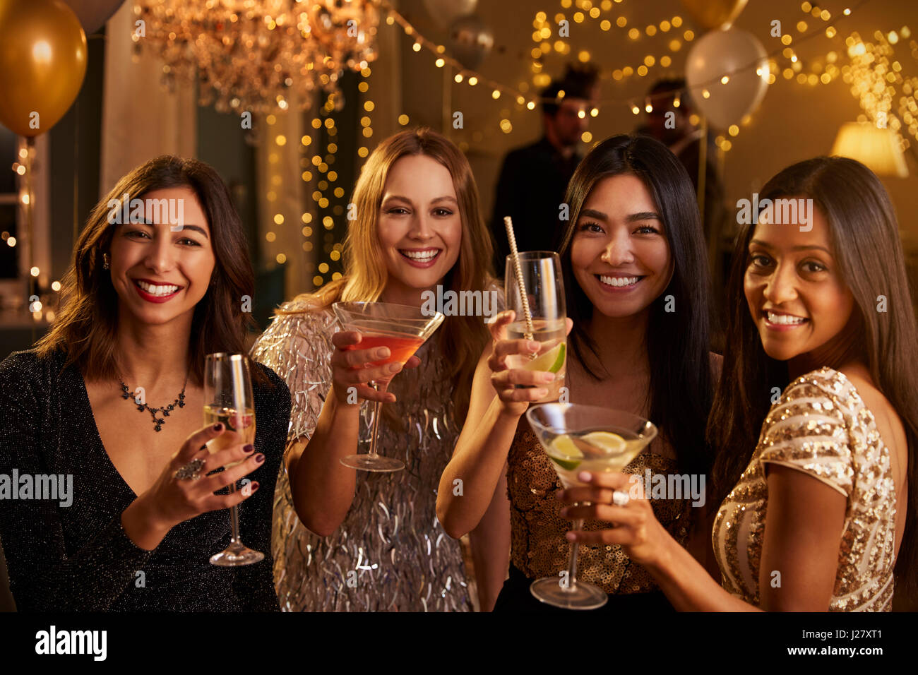 Freundinnen machen Toast, wie sie auf Party feiern Stockfoto