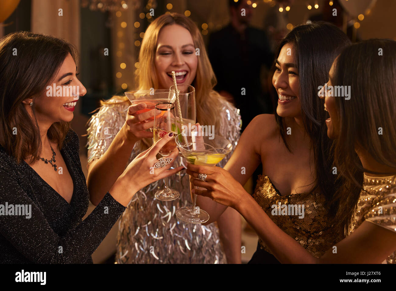 Freundinnen machen Toast, wie sie auf Party feiern Stockfoto