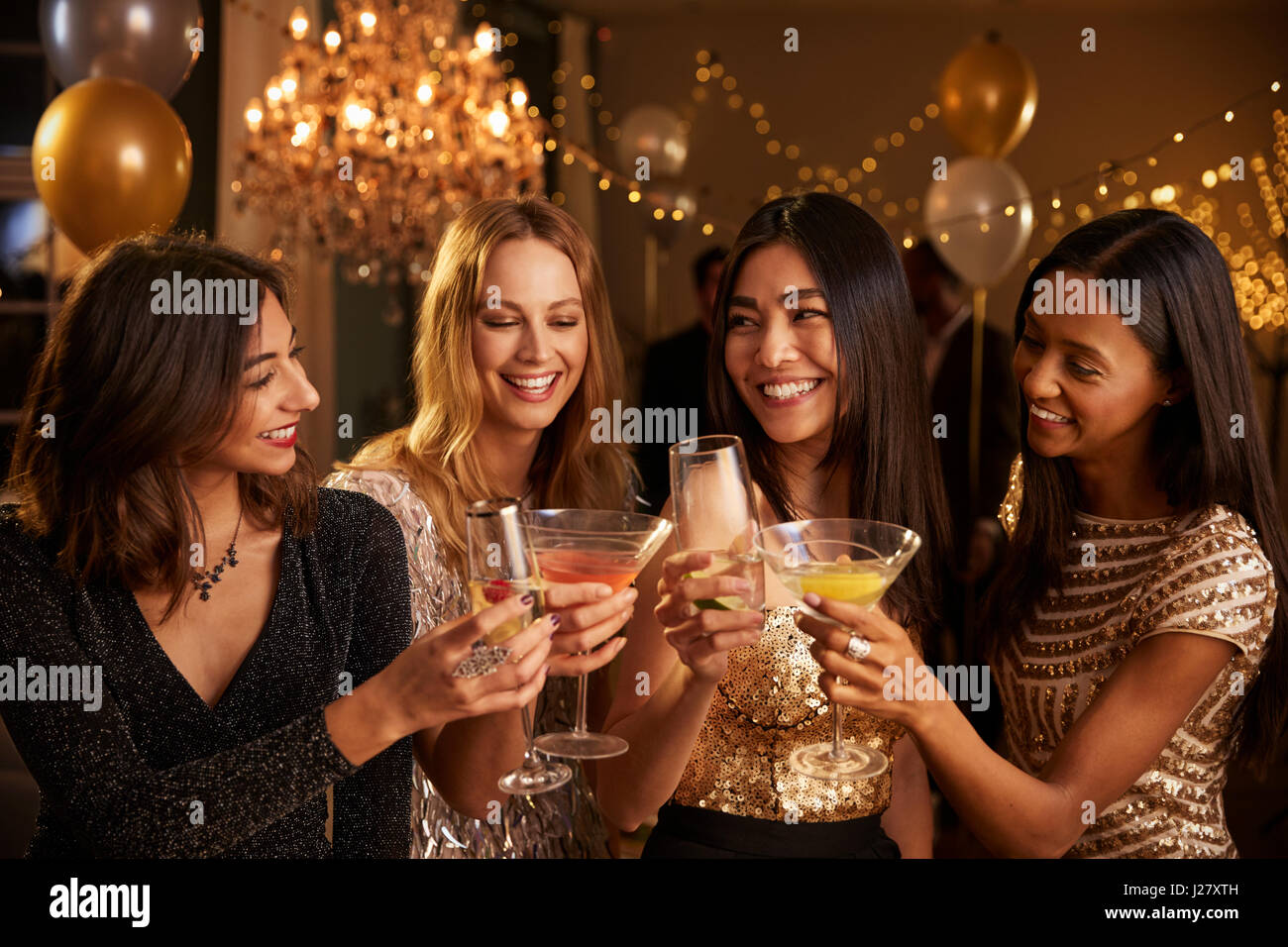 Freundinnen machen Toast, wie sie auf Party feiern Stockfoto