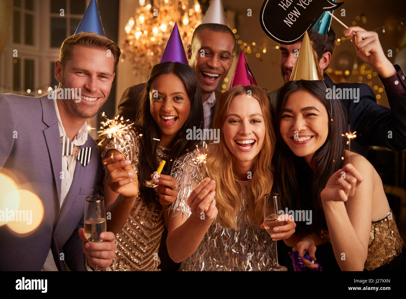 Gruppe von Freunden an Silvesterparty feiern Stockfoto