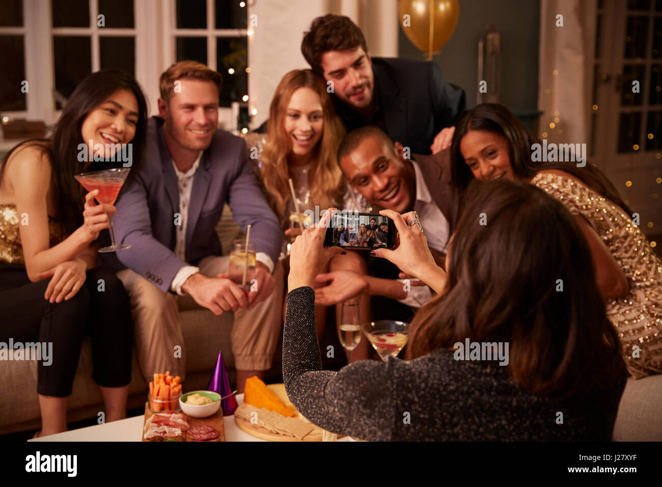 Freunde für Foto zu posieren, wie sie auf Party gemeinsam Spaß zu haben Stockfoto