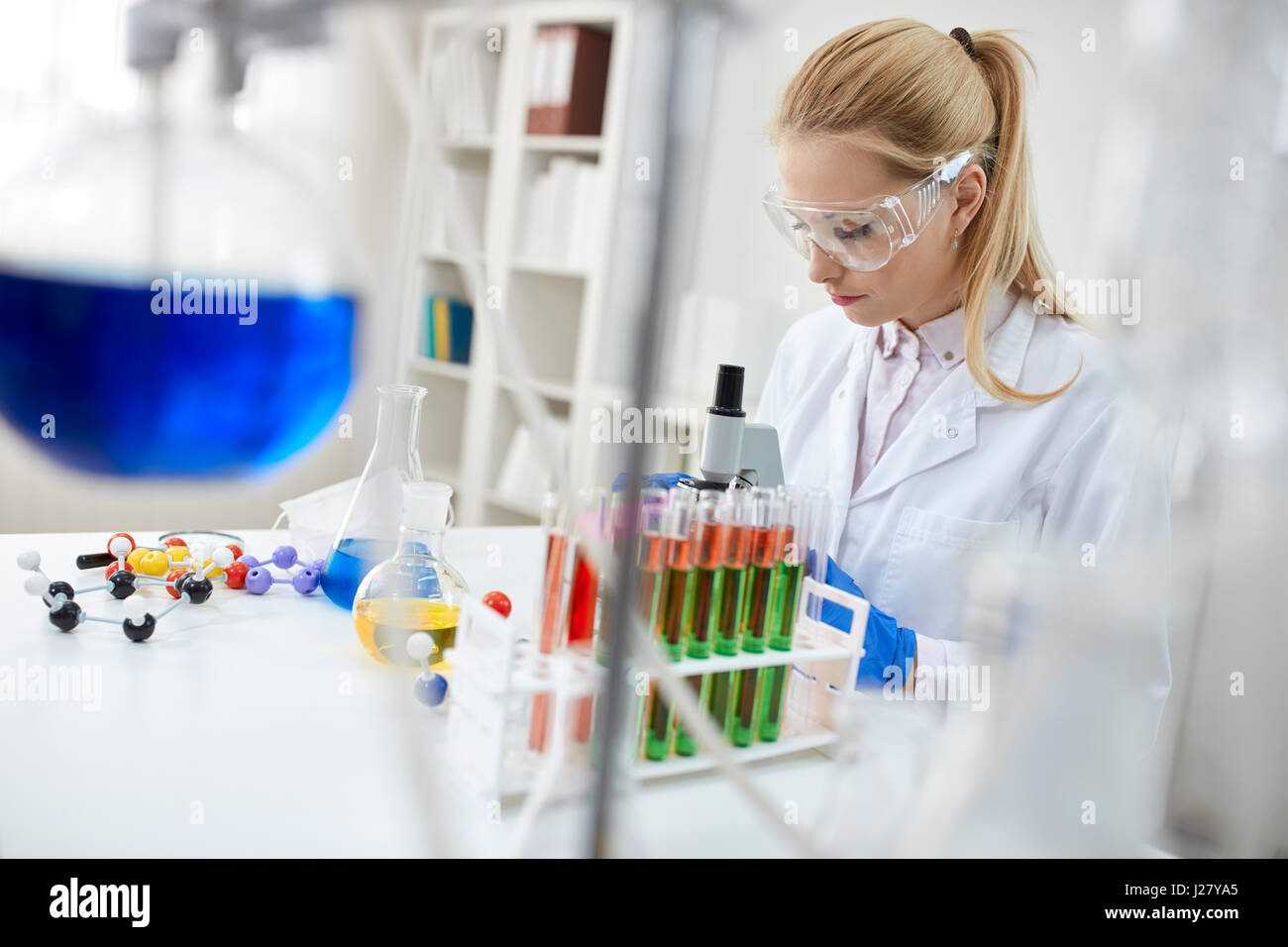 Professionelle weibliche Wissenschaftler prüft medizinische Probe Stockfoto