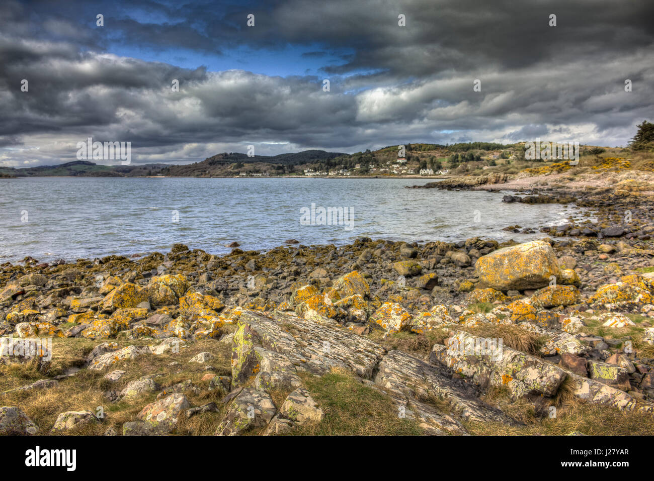 HDR-Bild einer Ansicht der Rockcliffe aus Portobeagle, Dumfries and Galloway, Schottland. Stockfoto