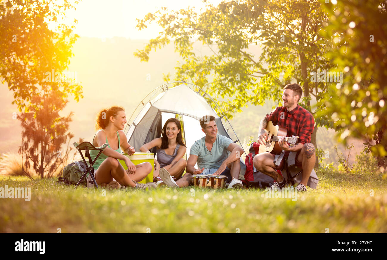 junge Freunde haben gute Zeit auf camping-Ausflug, erholsamer Urlaub mit Spaß Stockfoto