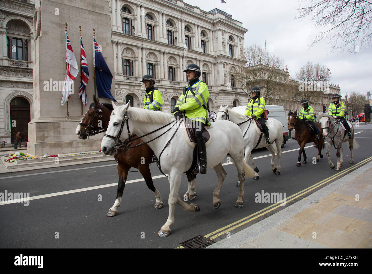 Montiert Polizei Pass der Kenotaph in Whitehall in London, England, Vereinigtes Königreich. Stockfoto