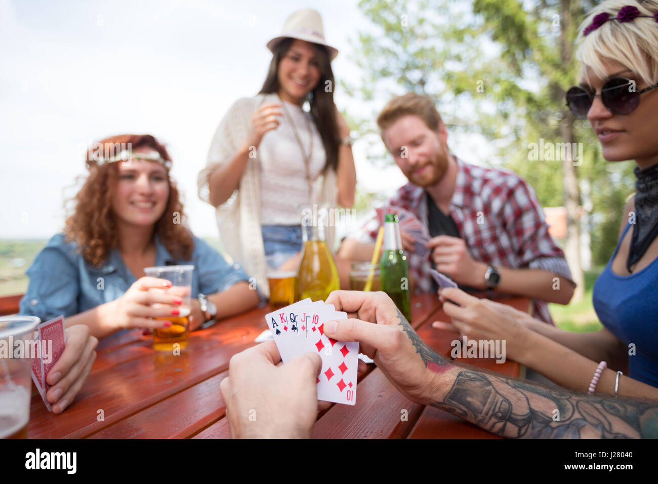 Nahaufnahme von Karten in Händen der Hipster männlichen Spielkarten Stockfoto