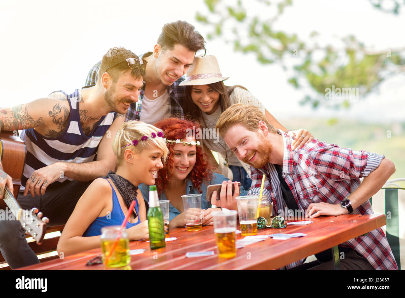Jugendliche auf Picknick im Holz gerade Fotos auf Handy Stockfoto