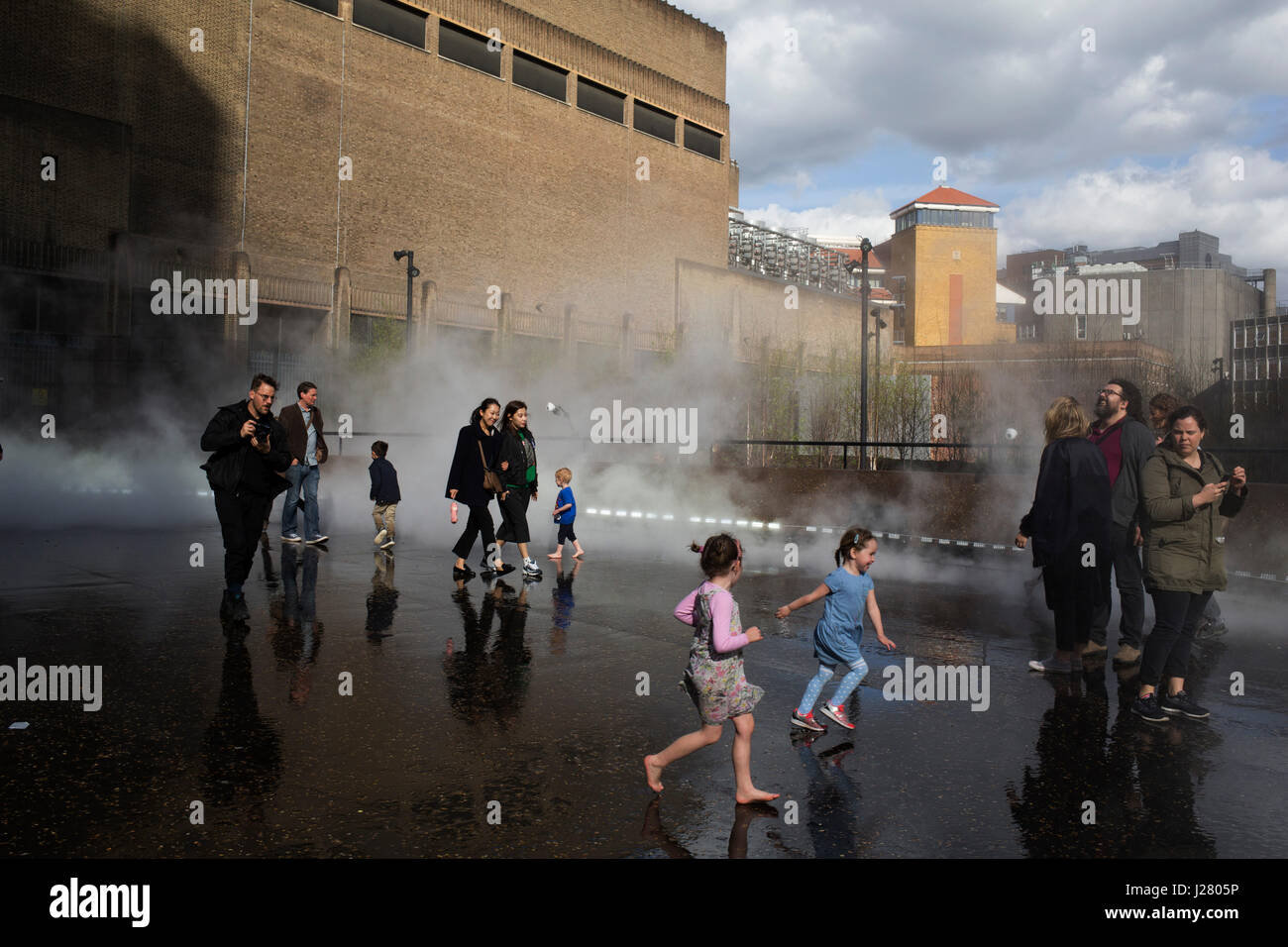 Japanische Künstler Fujiko Nakaya Wolke von Nebel, Nebel Skulptur außerhalb Tate Modern Schalter Haus im Rahmen eines neuen Programms live Ausstellung am 31. März 2017 in London, Vereinigtes Königreich. Fujiko Nakaya ist bekannt für ihre immersiven Skulpturen, hergestellt aus Wasserdampf, die interaktiv mit dem Kunstpublikum sind. Stockfoto