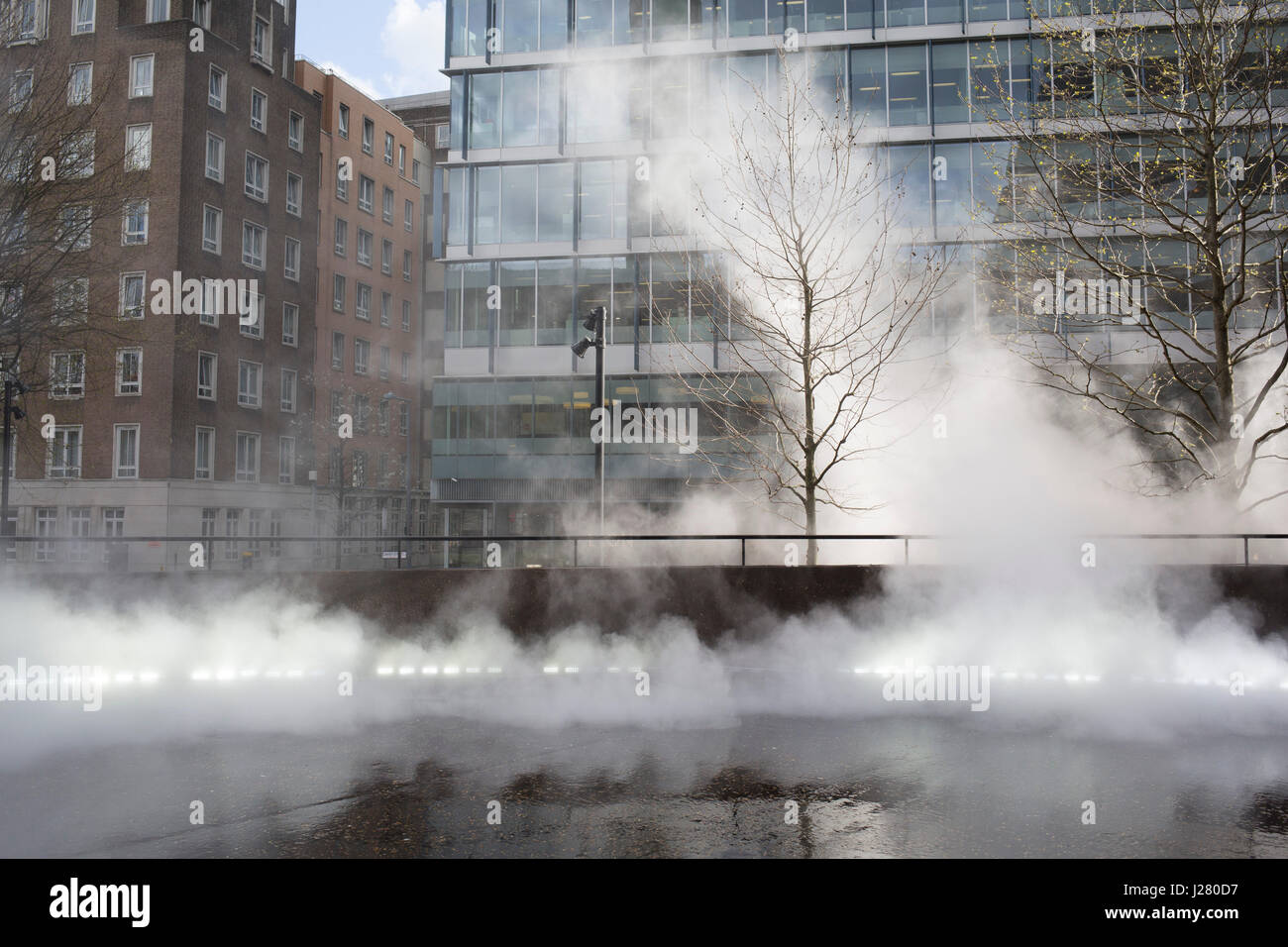 Japanische Künstler Fujiko Nakaya Wolke von Nebel, Nebel Skulptur außerhalb Tate Modern Schalter Haus im Rahmen eines neuen Programms live Ausstellung am 31. März 2017 in London, Vereinigtes Königreich. Fujiko Nakaya ist bekannt für ihre immersiven Skulpturen, hergestellt aus Wasserdampf, die interaktiv mit dem Kunstpublikum sind. Stockfoto