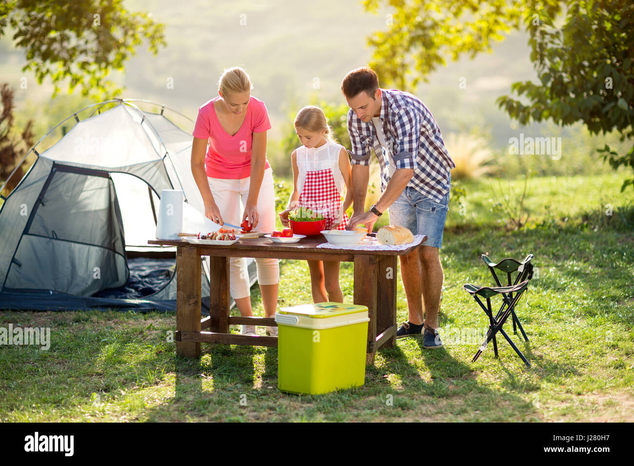 Familie im Urlaub in der Natur Grillfest Stockfoto