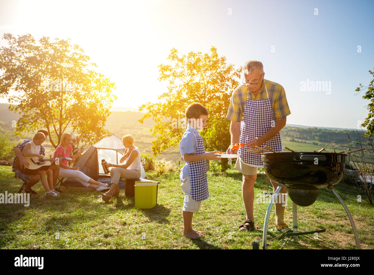 Großfamilie Kochen Grillen im park Stockfoto