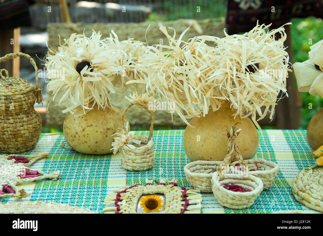 Tischdekoration aus natürlichen Materialien - Mais Schale und Kürbisse. Blumen, Vasen und andere Gegenstände Stockfoto