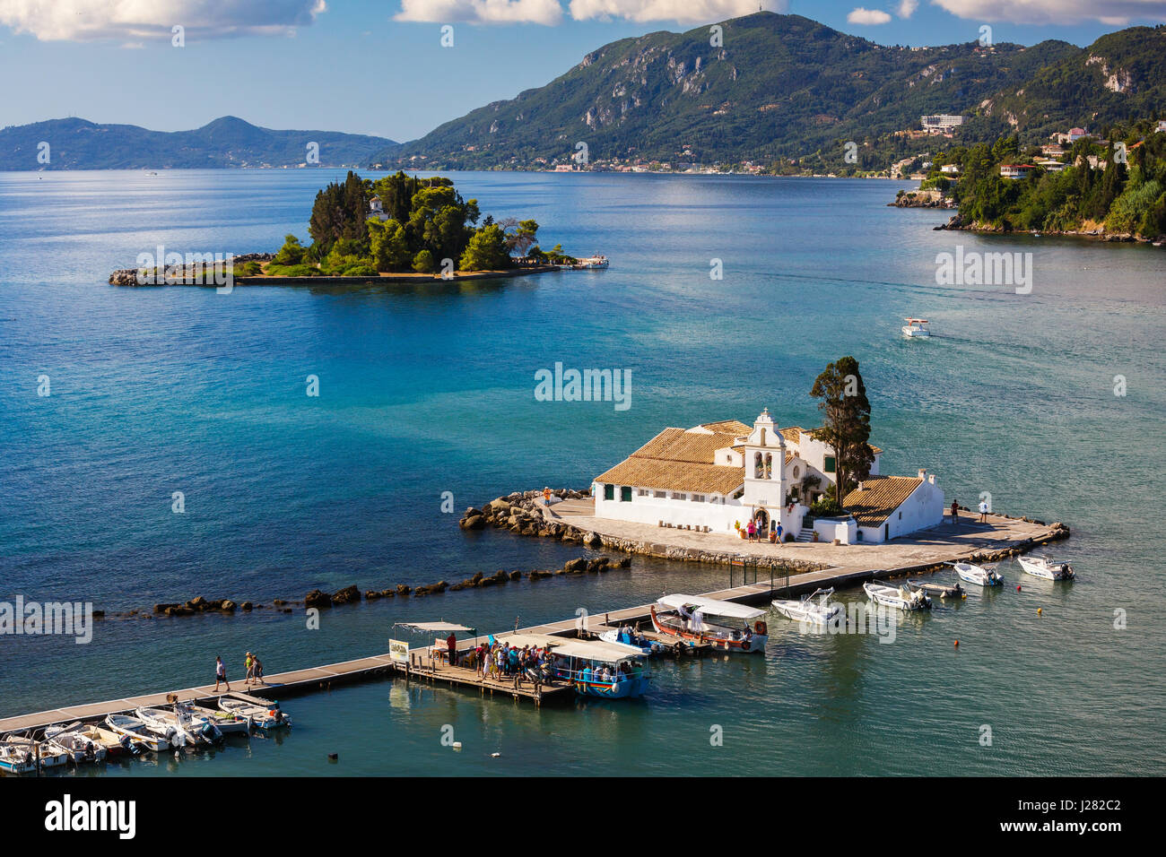 Korfu, Griechenland - 18. August 2015: Schöne Vlacherna Kloster und Maus Insel (Pontikonisi) auf Korfu, Kerkyra, Griechenland Stockfoto