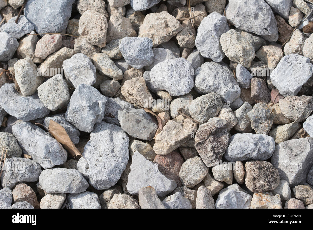 Steinen oder Kies Textur draußen fotografiert. Stockfoto