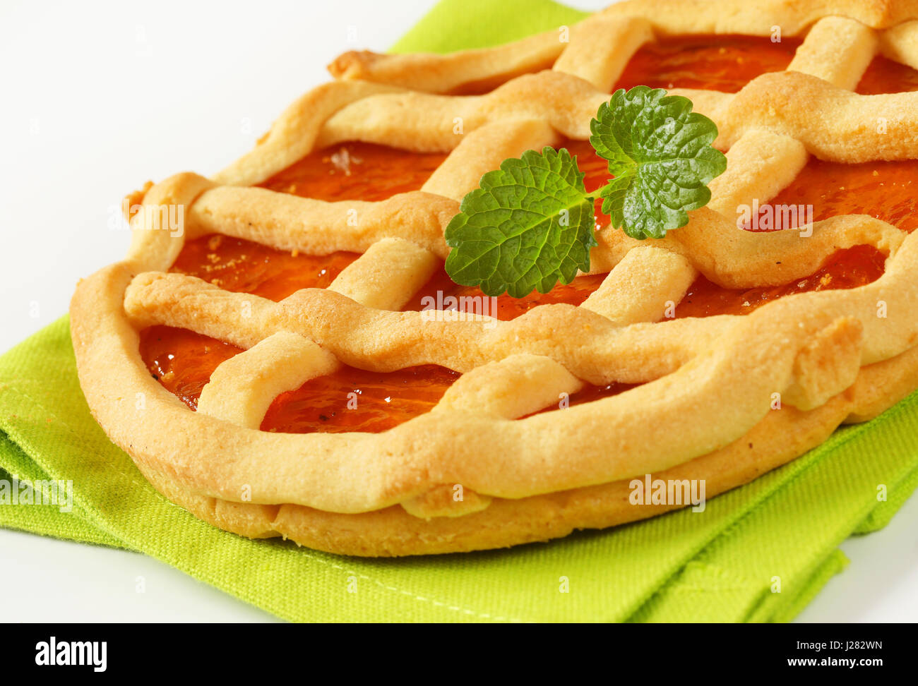 Crostata mit Marmelade oder Aprikose Marmelade-Füllung Stockfoto
