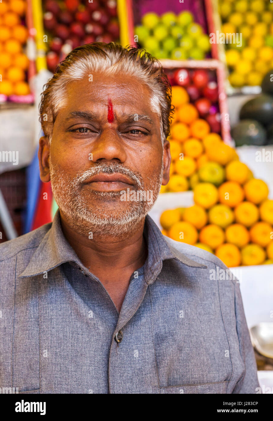 Ein Portrait eines Mannes in einer Frucht stehen, Pune, Indien. Stockfoto