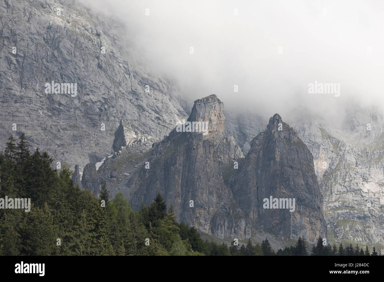 Niedrigen Winkel Ansicht des Berges bei nebligen Wetter Stockfoto