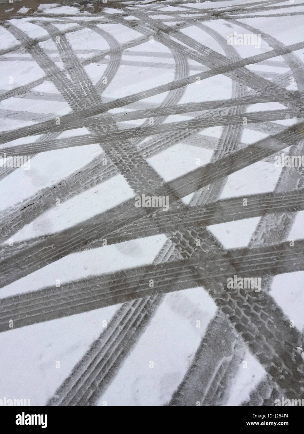 Erhöhte Ansicht auf Reifenspuren auf Schnee bedeckt Straße Stockfoto