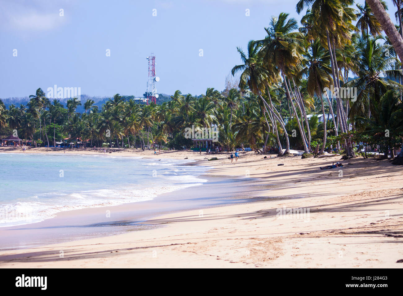 Der Strand von Las Terrenas, Samana, an einem sonnigen Tag in der Dominikanischen Republik Stockfoto