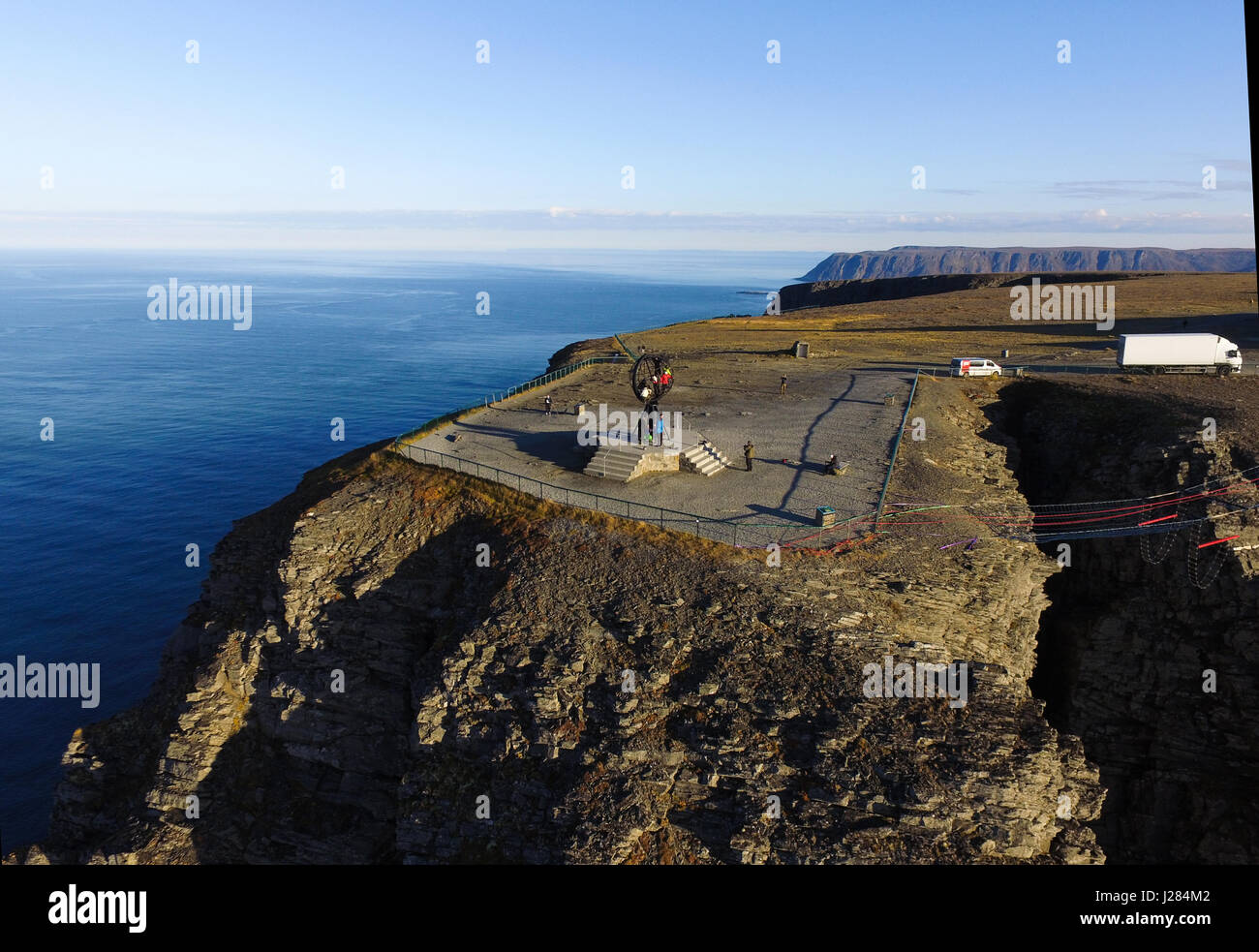 Luftaufnahme des Kugel-Denkmals am Nordkap, an einem Sunnyautumn Tag in Nord-Norwegen Stockfoto