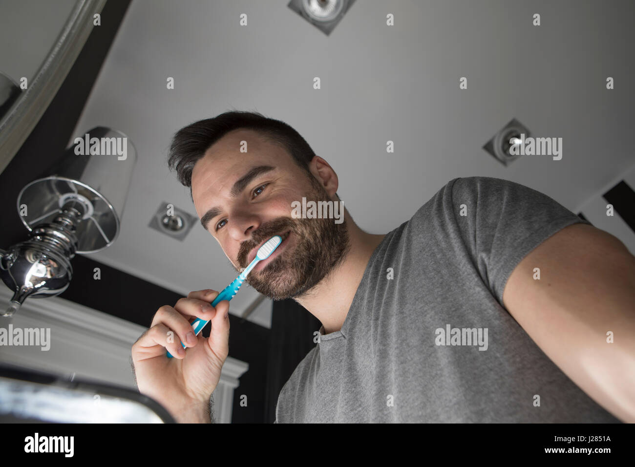 Niedrigen Winkel Ansicht des Mannes Zähneputzen im Bad Stockfoto