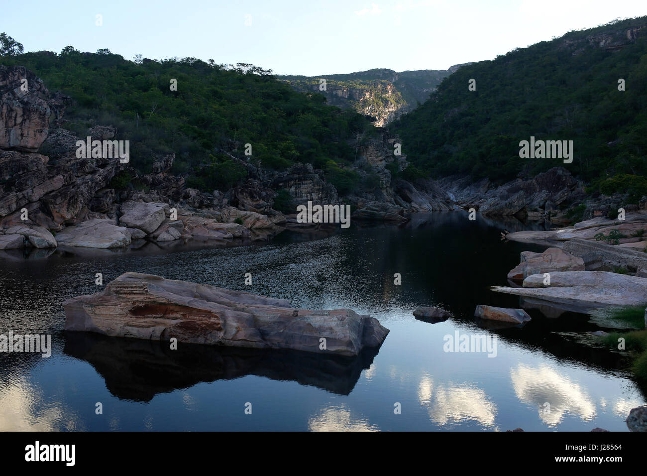 Erhöhte Ansicht des Sees von Bergen gegen Himmel Stockfoto