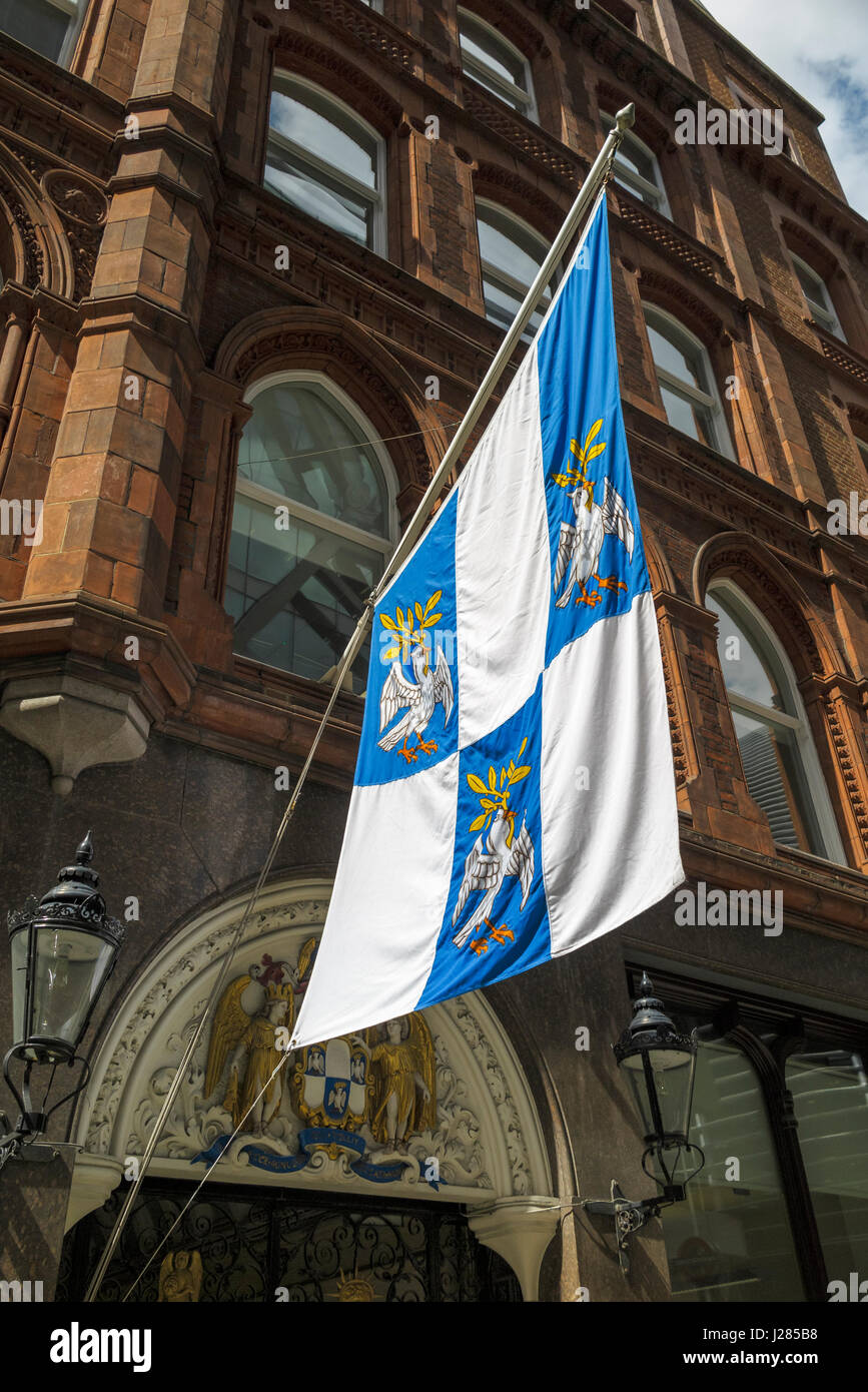 Blaue und weiße crested Flagge außerhalb Hauptsitz der Worshipful Company of Talg Chandlers (Talg Chandlers Company), Dowgate Hill, London EG4 Stockfoto