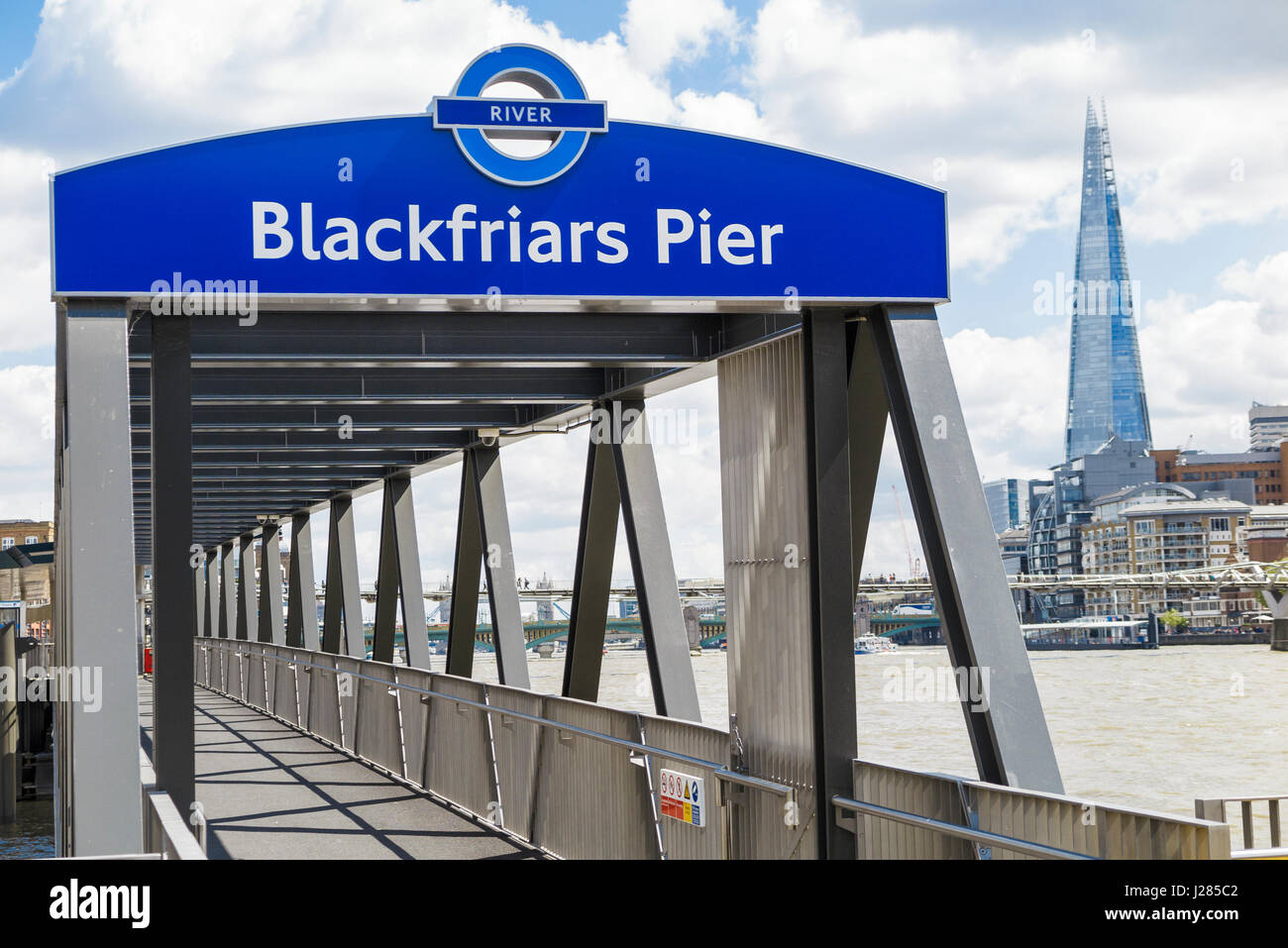 Eingang zum Blackfriars Pier auf der Themse, London EG4, im Besitz von London River Services, ein Fluss-Busbahnhof mit dem Shard im Hintergrund Stockfoto