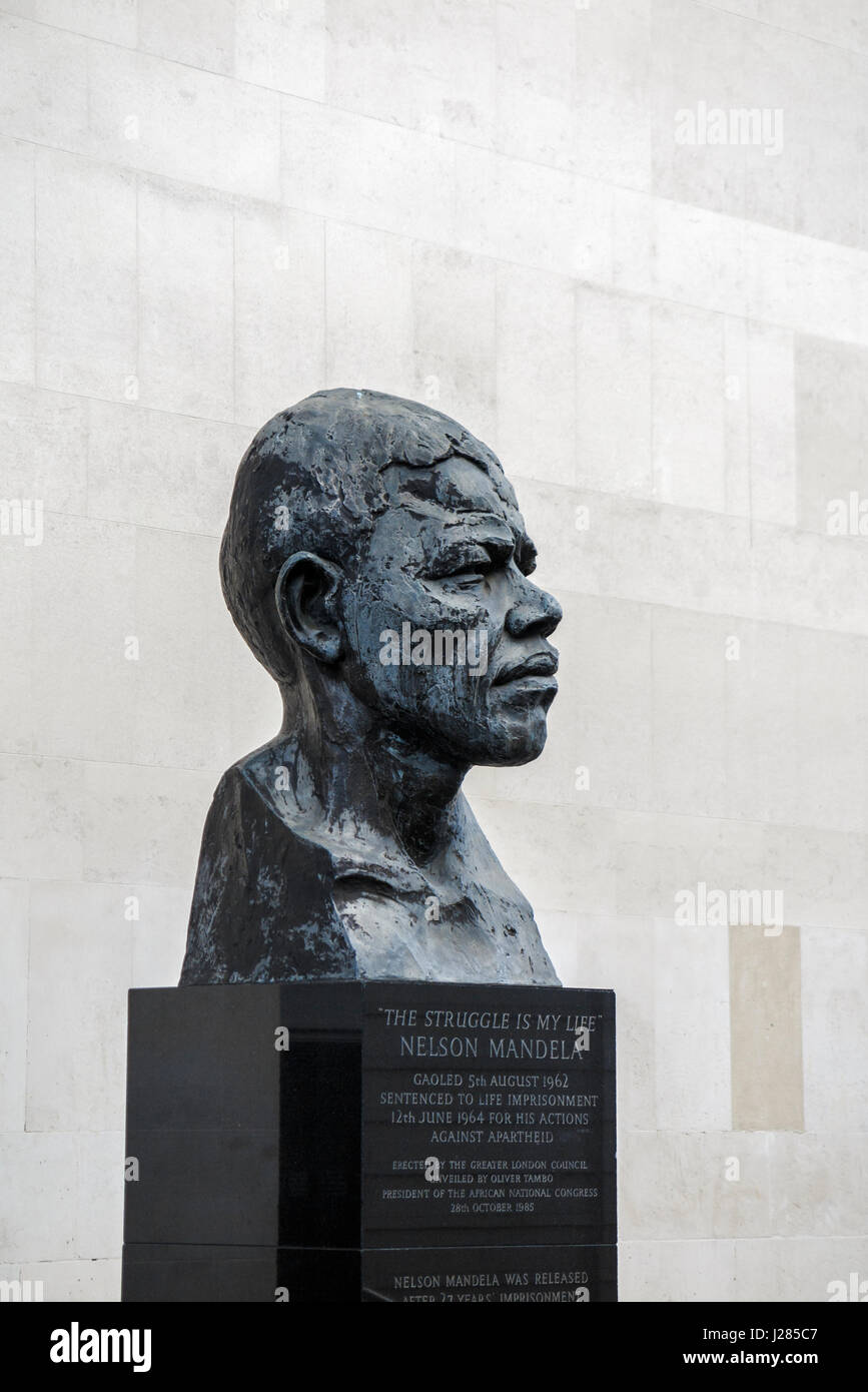 Nelson Mandela von Ian Walters in Southbank Centre außerhalb der Royal Festival Hall, South Bank, London SE1-Statue (Kopf und Schultern Büste) Stockfoto