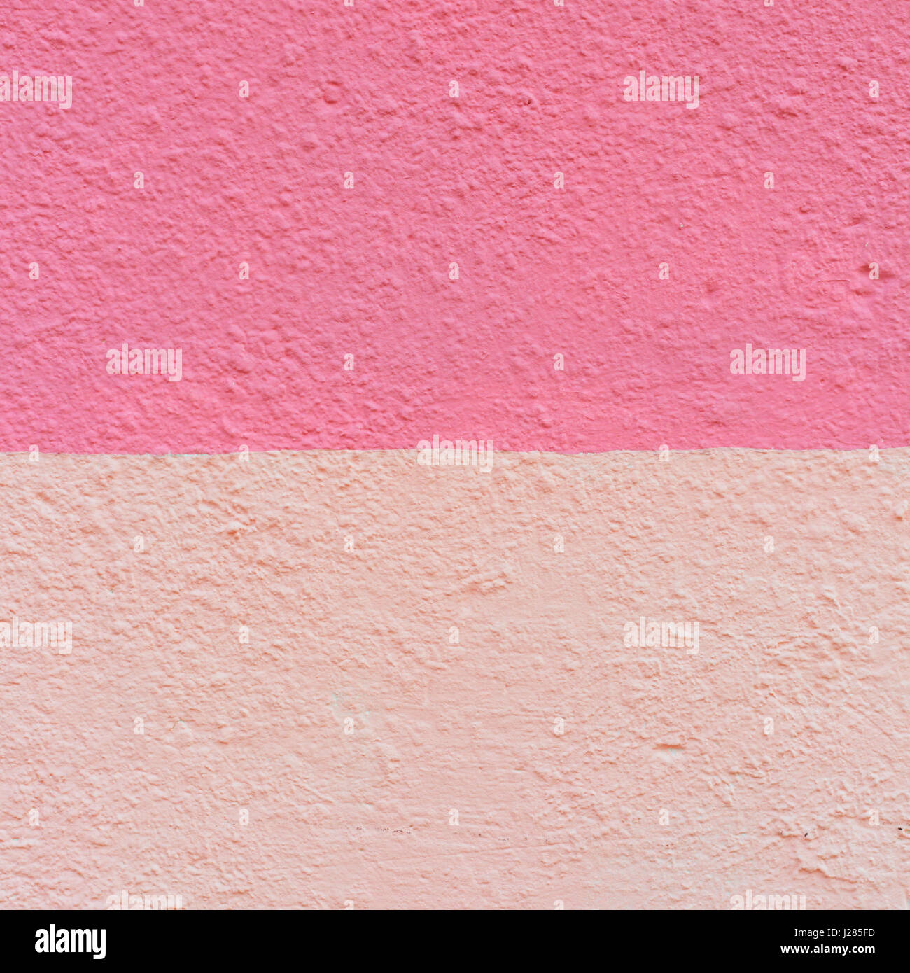 Die Wand eines alten Hauses zwei Schattierungen von rosa. Textur der geschälte Oberfläche. Stockfoto Die Wand eines alten Hauses zwei Schattierungen von rosa. Textur der geschälte Oberfläche. Stockfoto