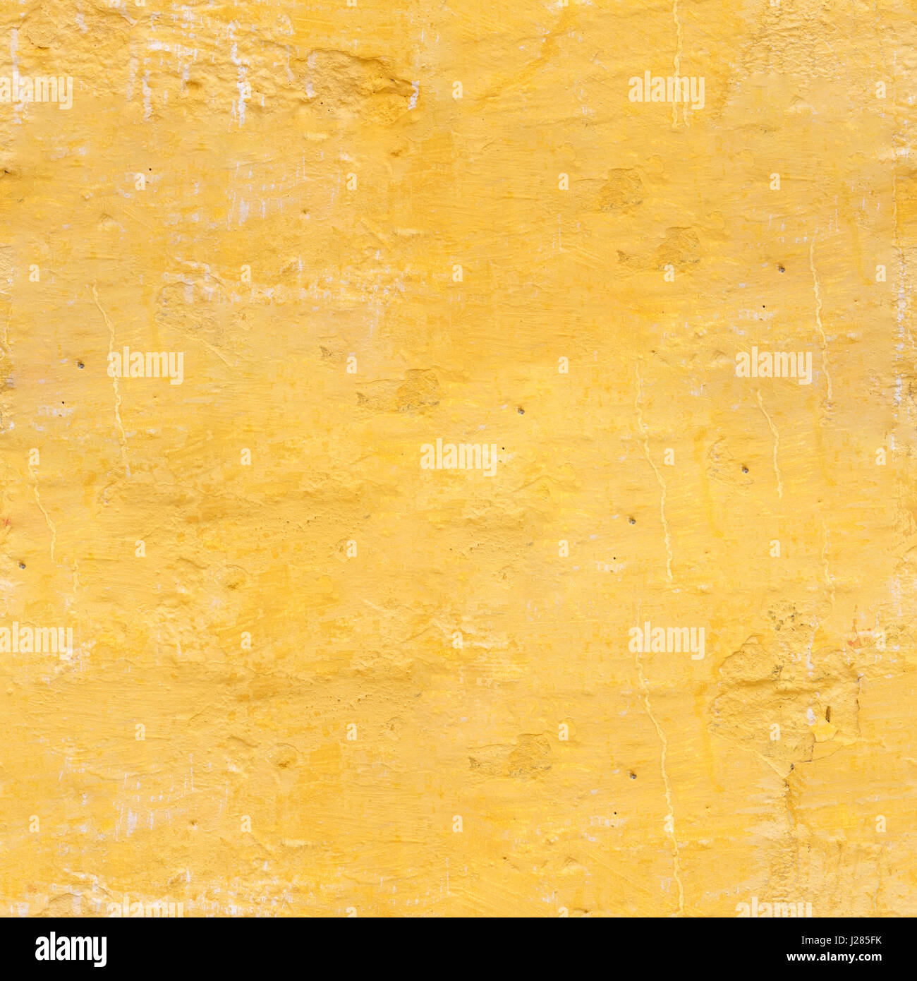 Die alte Mauer des Apartmenthauses in der gelben Farbe. Textur der geschälte Oberfläche. Stockfoto