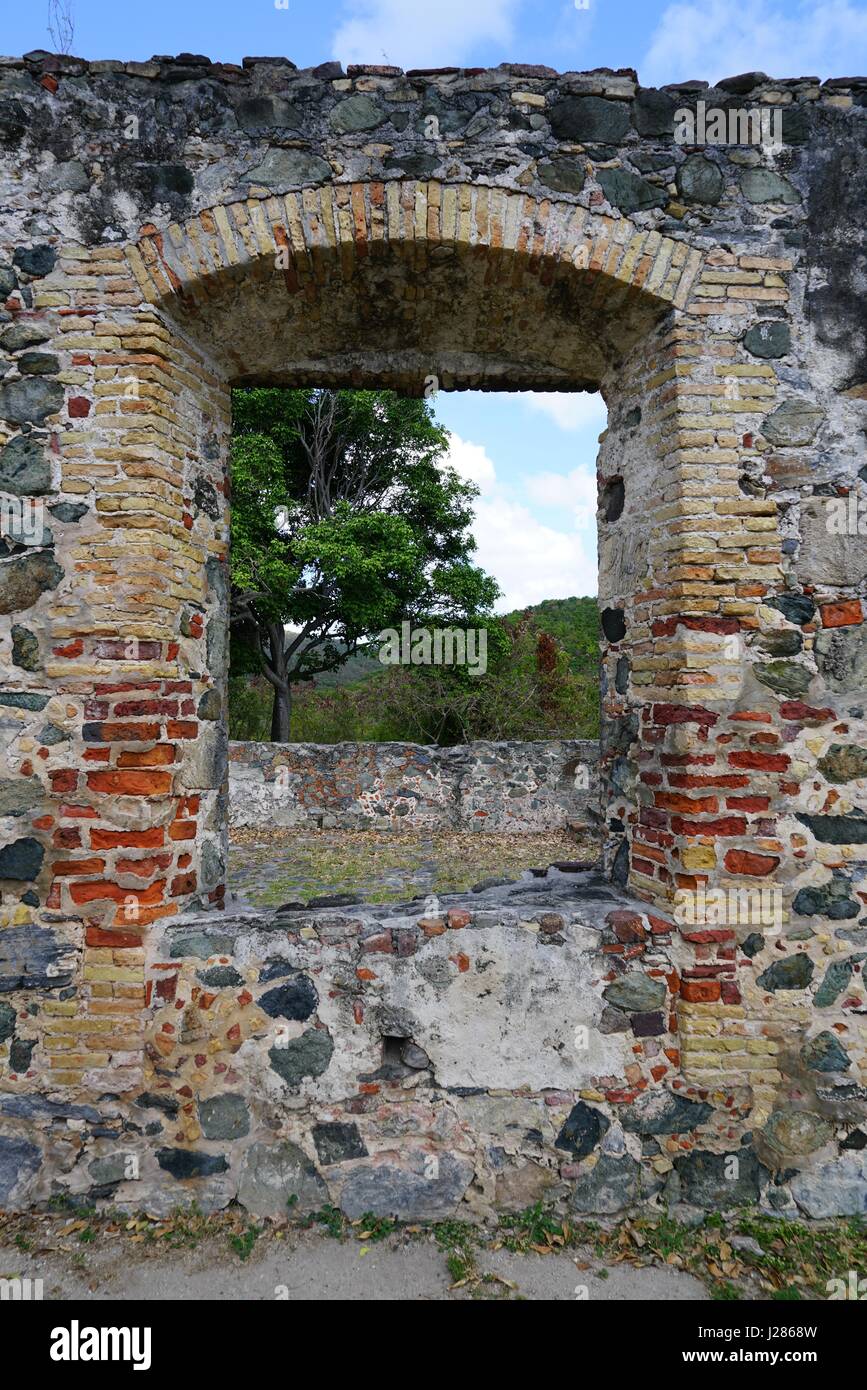 St. JOHN, US VIRGIN ISLANDS - Blick auf das historische Wahrzeichen Annaberg Zuckerplantage Ruinen in Virgin Islands Nationalpark auf der nort Stockfoto