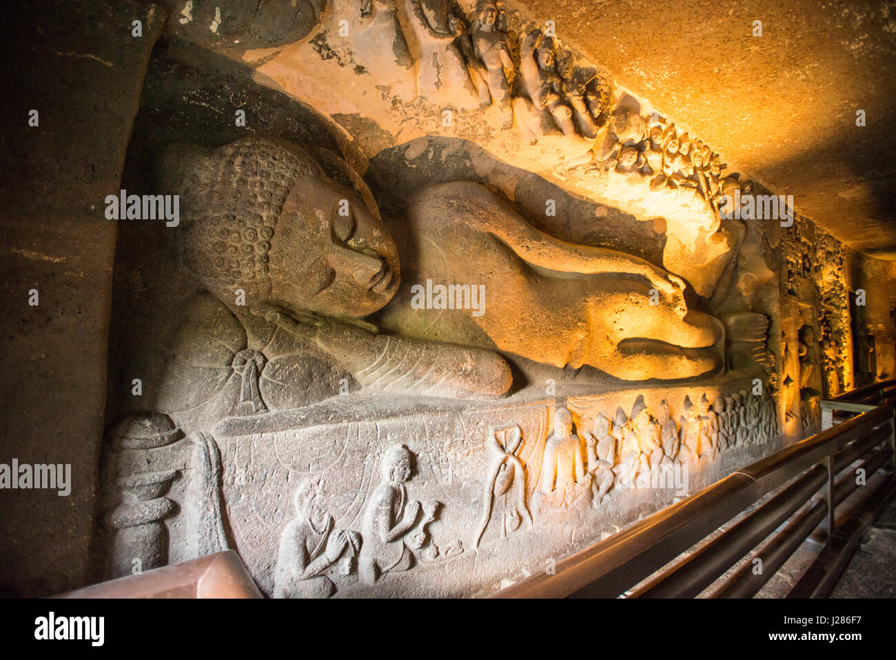 Höhle 26 mit schlafenden Buddha in den Höhlen von Ajanta, Aurangabad, Indien Stockfoto