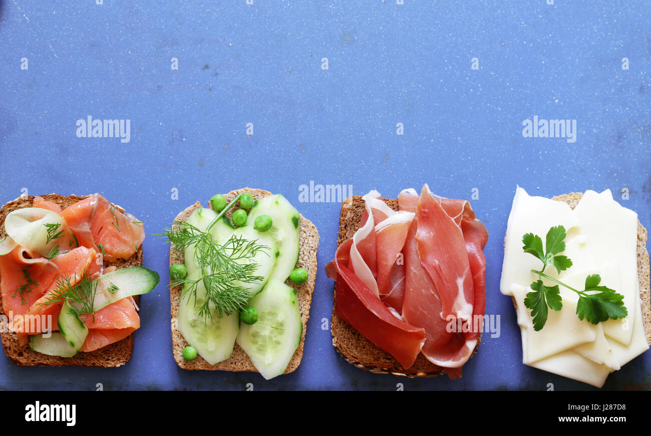 große Auswahl an Sandwiches mit verschiedenen Füllungen (Avocado ...