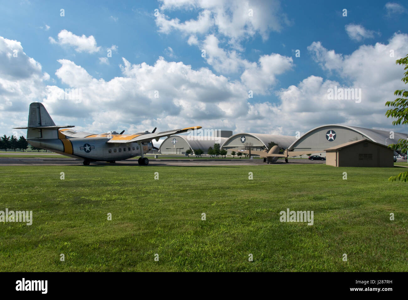 Große Flugzeuge stehen außerhalb des nationalen Museums der United States Air Force auf der Wright-Patterson Air Force Base in Dayton, Ohio. Stockfoto