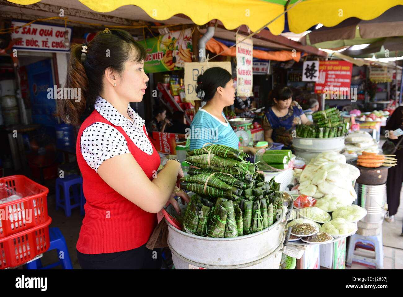 Ein Anbieter in Hanoi Banh Tet zu verkaufen. Stockfoto