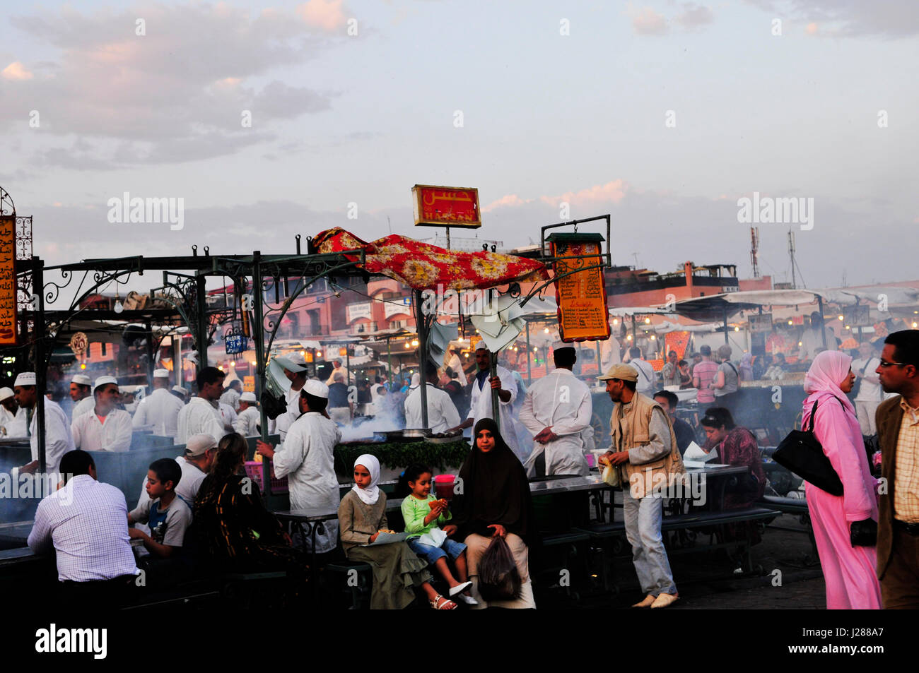 Imbissbuden in der bunten Nachtmarkt in dem Djema el Fna SQ in Marrakesch, Marokko. Stockfoto